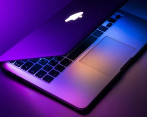 Сравнение MacBook 2024-2025: MacBook Air и MacBook Pro рядом для выбора лучшей модели