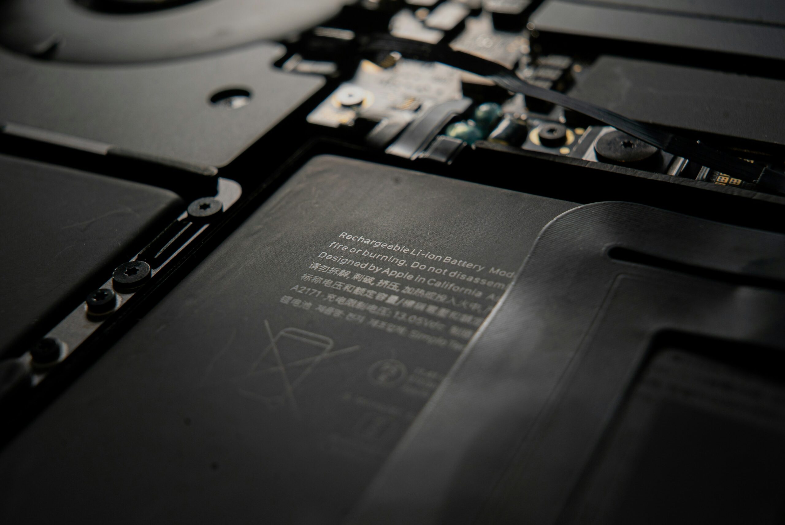 Изношенная батарея MacBook, аккумулятор Apple с признаками перегрева и снижения емкости