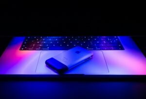 MacBook перегревается во время работы, ноутбук Apple с повышенной температурой корпуса и активным охлаждением.