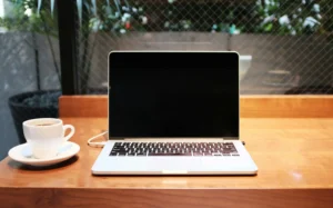 MacBook Air M5 на рабочем столе в повседневном использовании